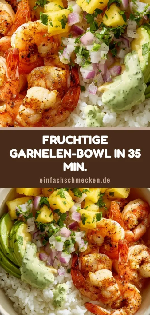 Draufsicht einer Garnelen-Reis-Bowl mit Jasminreis, gebratenen Garnelen, Ananas-Salsa und Avocado-Crema.