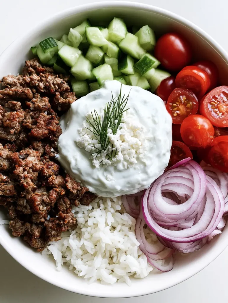 Nahaufnahme einer Lamm-Gyro-Bowl in einer weißen Schale mit frischen Zutaten.
