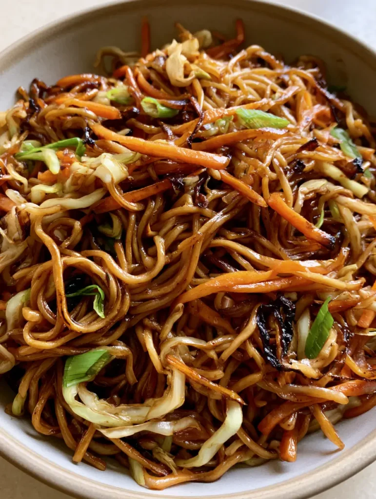 Smartphone-Foto einer Schüssel Chow Mein auf einem neutralen Hintergrund.