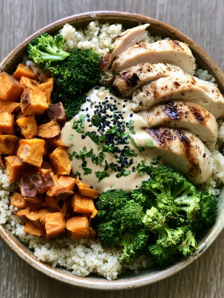 Gesundes Abendessen für Kinder: Die bunte Regenbogen-Bowl 1 Gesundes Abendessen für Kinder in einer rustikalen Schale mit Quinoa, Brokkoli und Sesam.
