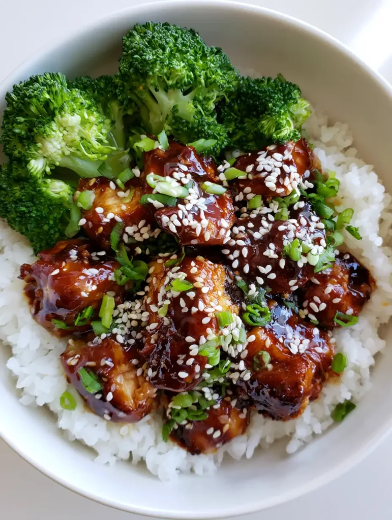 Komplette Teriyaki Hähnchen Bowl in einer weißen Keramikschale serviert.
