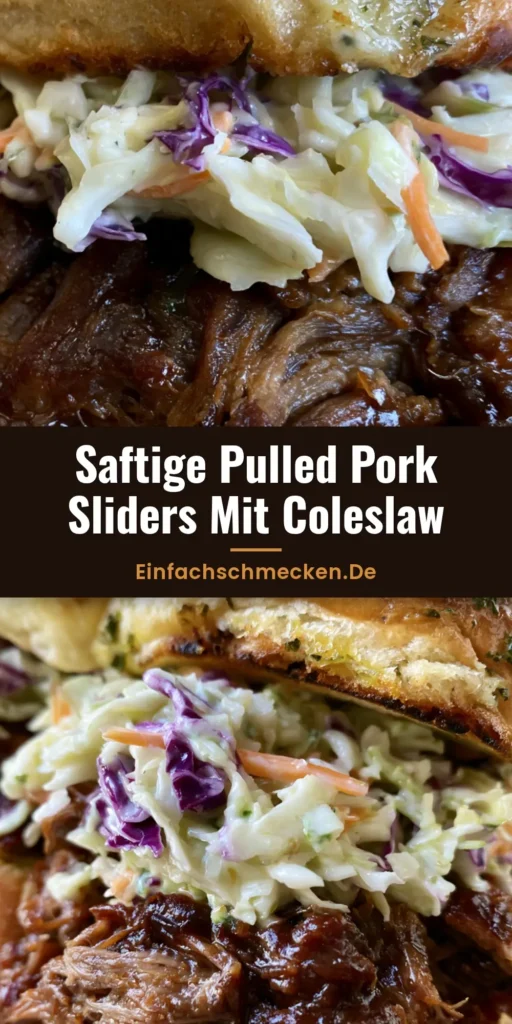 Ein Stapel saftiger Pulled Pork Sliders mit glänzender BBQ-Sauce und frischem Coleslaw in weichen Brötchen.