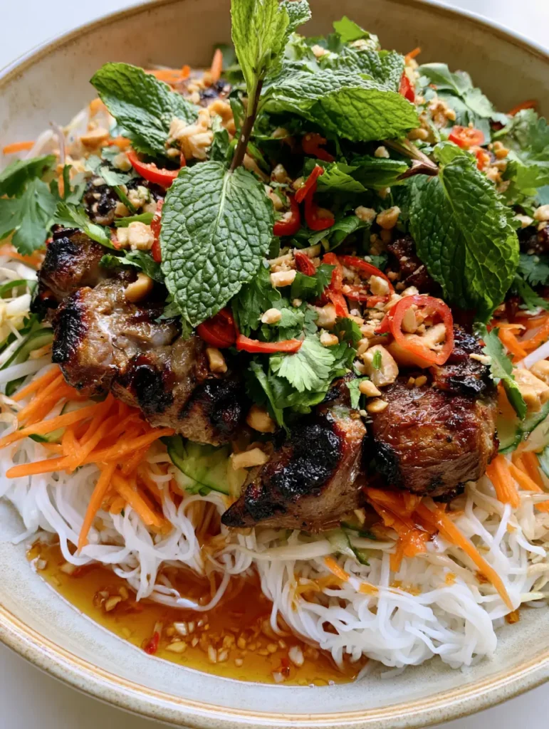 Vietnamesischer Nudelsalat: Das ultimative Rezept für Bun Thit Nuong 1 Draufsicht auf einen Vietnamesischen Nudelsalat mit viel Koriander, Chili und Nuoc Cham Sauce.