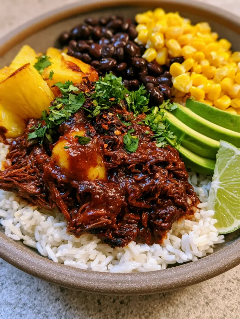 Slow Cooker Rinderbraten: Saftiges Shredded Beef mit Chipotle & Ananas 1 Authentisches Smartphone-Foto einer Bowl mit Slow Cooker Rinderbraten, garniert mit Koriander und Limette.