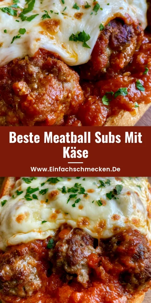 Nahaufnahme eines Meatball Subs mit geschmolzenem Mozzarella und frischer Petersilie auf einem Holzbrett. (Meatball Sub Rezept)